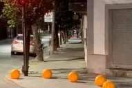 Colocaron bolardos en Barrio Sur, pero en una esquina bloquearon una rampa