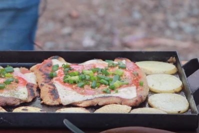 Hoy, en Cocinando con Maxi: milanesa a la napolitana a la chapa
