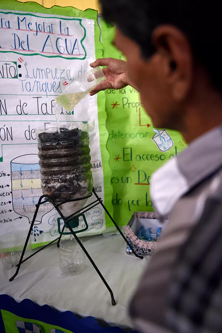 FILTRO CASERO DE AGUA. Un trabajo de los internos de Concepción. 