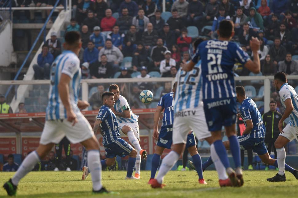 ¿CENTRO O ARCO? Se acababa el tiempo ante Godoy Cruz y Bianchi salvó a todos. 