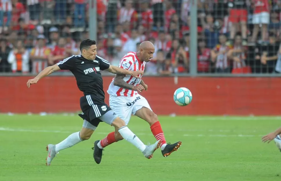 VENTAJA. Mercier luce como un joven en la cancha; eso sí la experiencia lo hace estar unos segundos por encima del resto. la gaceta / foto de hector peralta