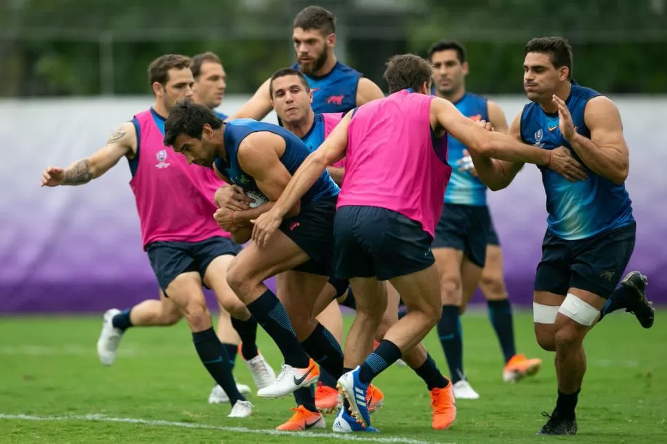 TRABAJO Y MÁS TRABAJO. Los miembros del plantel argentino entrenaron en Osaka apenas arribaron a la ciudad sede del partido de mañana. prensa uar