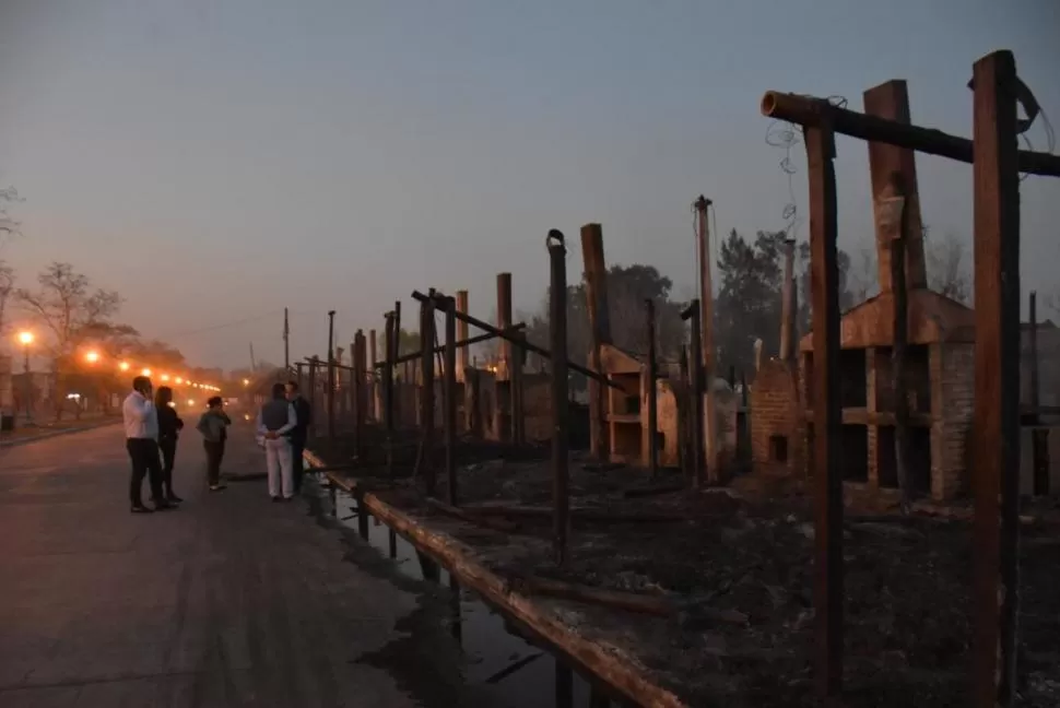 GRAVE DAÑO. El incendio del martes a la madrugada generó daños en por lo menos 100 puestos de la feria. Foto gentileza municipalidad de simoca