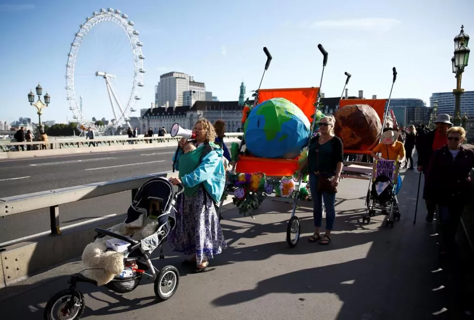 EN LAS CALLES. El movimiento de jóvenes por el clima convocó a una segunda huelga mundial, mañana, como la que se hizo el viernes 20 de septiembre Reuters