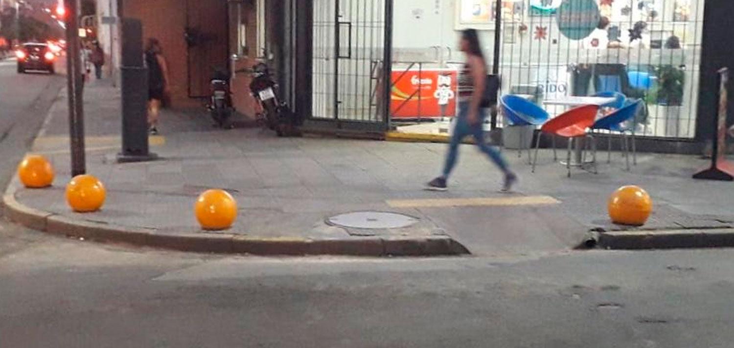 Colocaron bolardos en Barrio Sur, pero en una esquina bloquearon una rampa