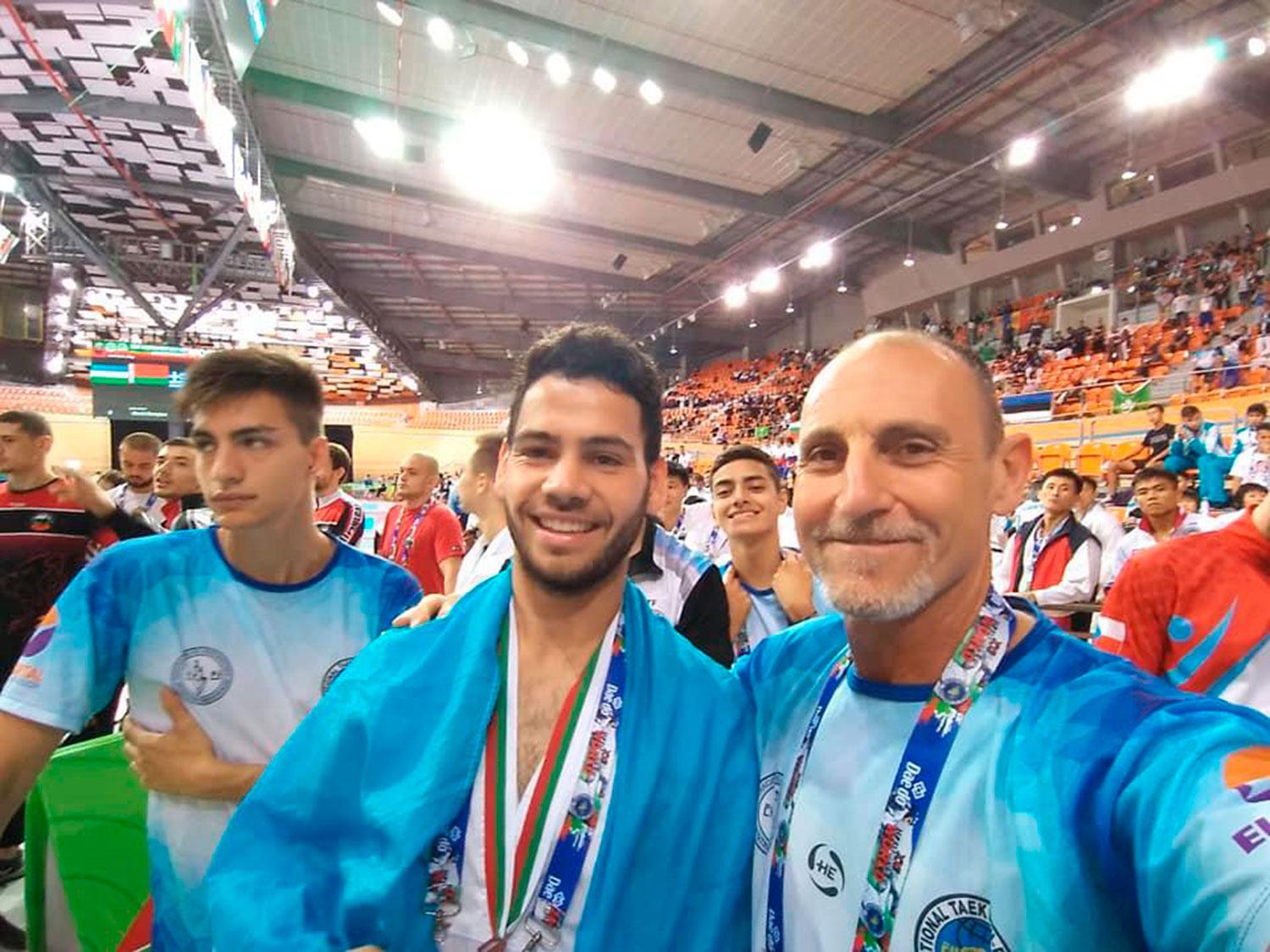 VERDADERO CAMPEÓN. Juan, en el centro, después de recibir la medal de bronce en Provdiv.