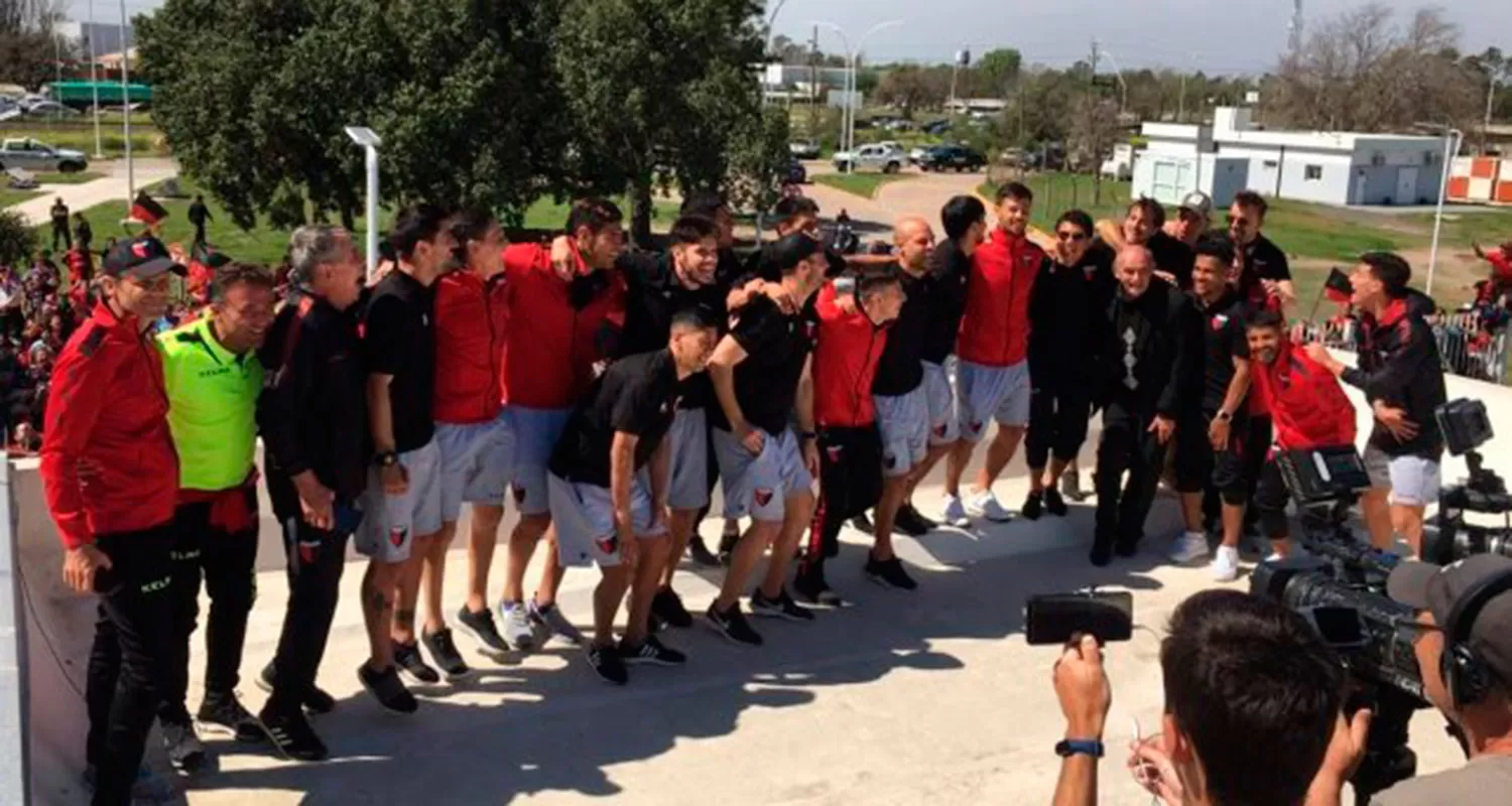 El plantel festeja en su llegada a Santa Fe.