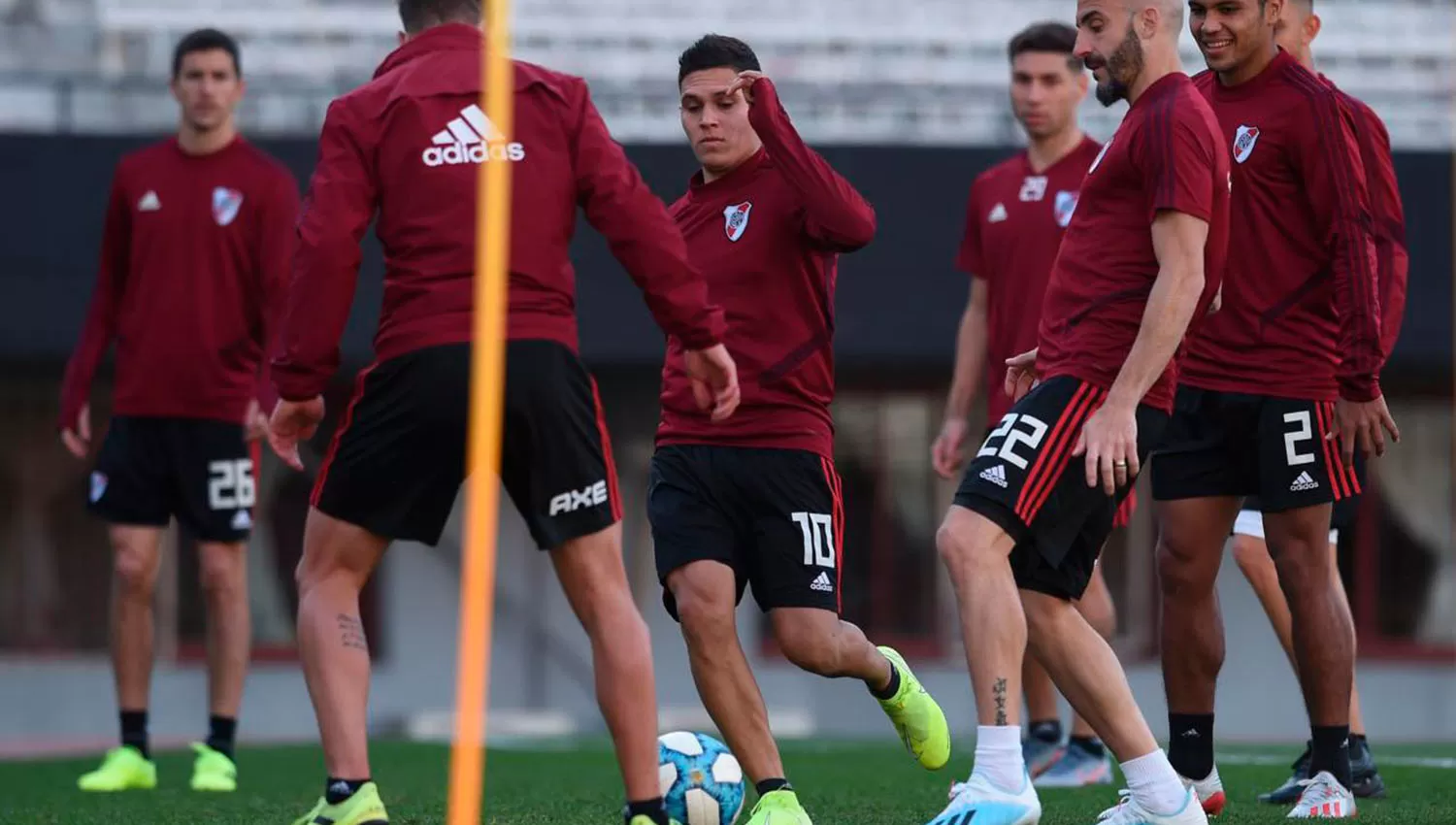 Juan Fernando Quintero ya se entrena con sus compañeros. (FOTO TOMADA DE TWITTER @RiverPlate)