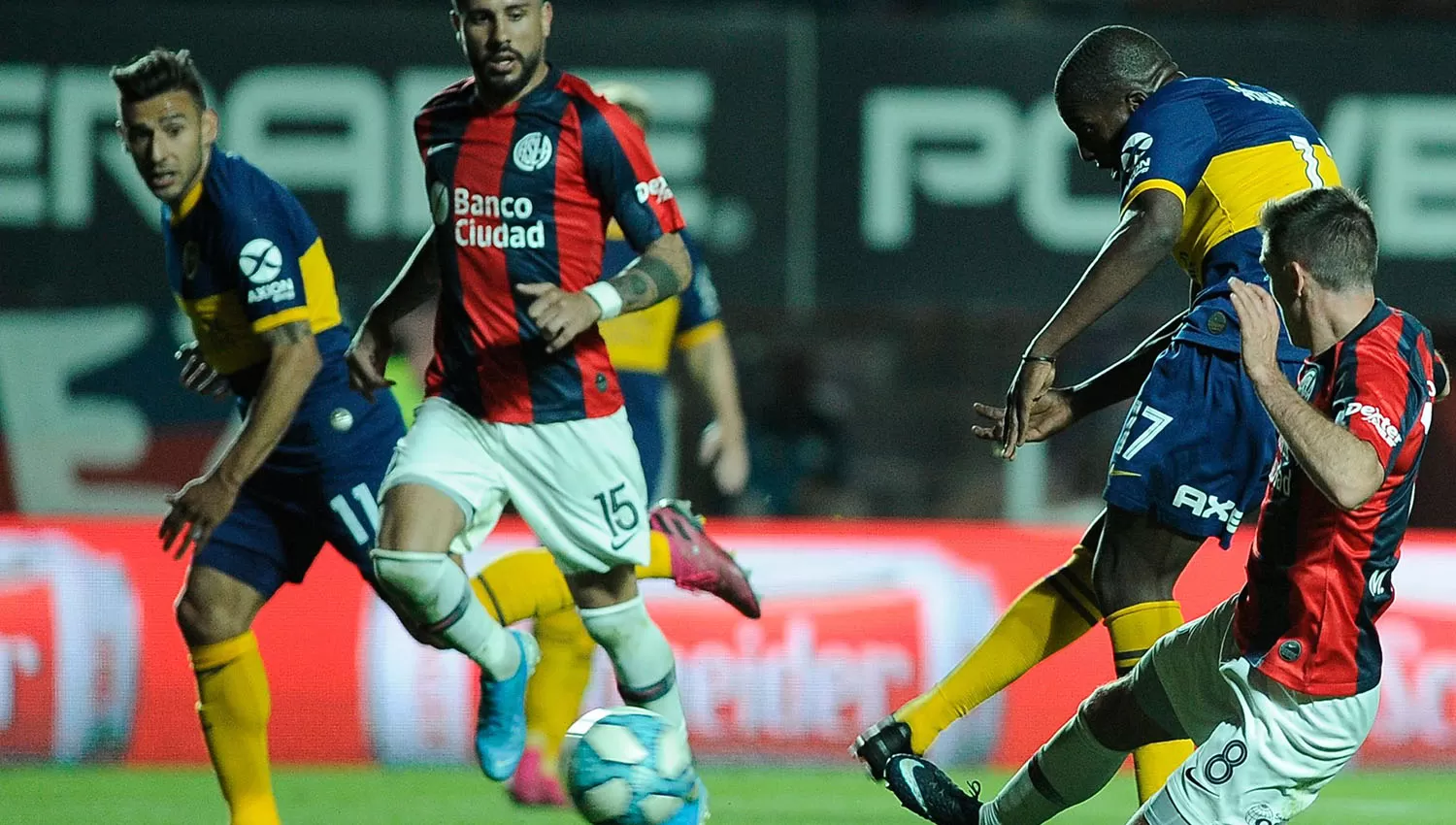 Salvio (izquierda) asistió a Hurtado en el segundo gol del triunfo boquense sobre San Lorenzo. (FOTO TOMADA DE TWITTER @BocaJrsOficial)