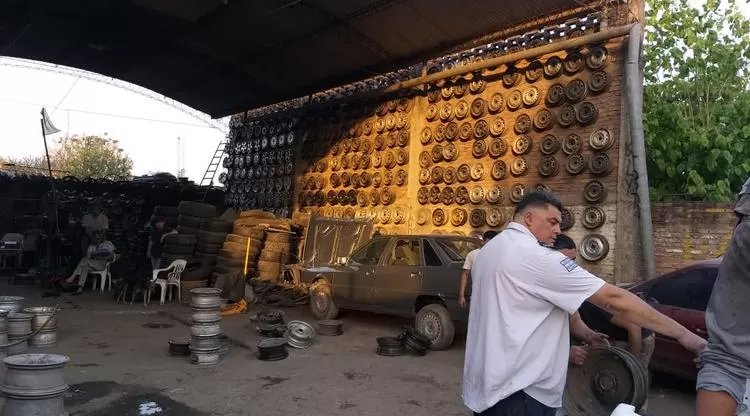 Secuestraron 800 llantas y 200 cubiertas en un taller clandestino de Tafí Viejo