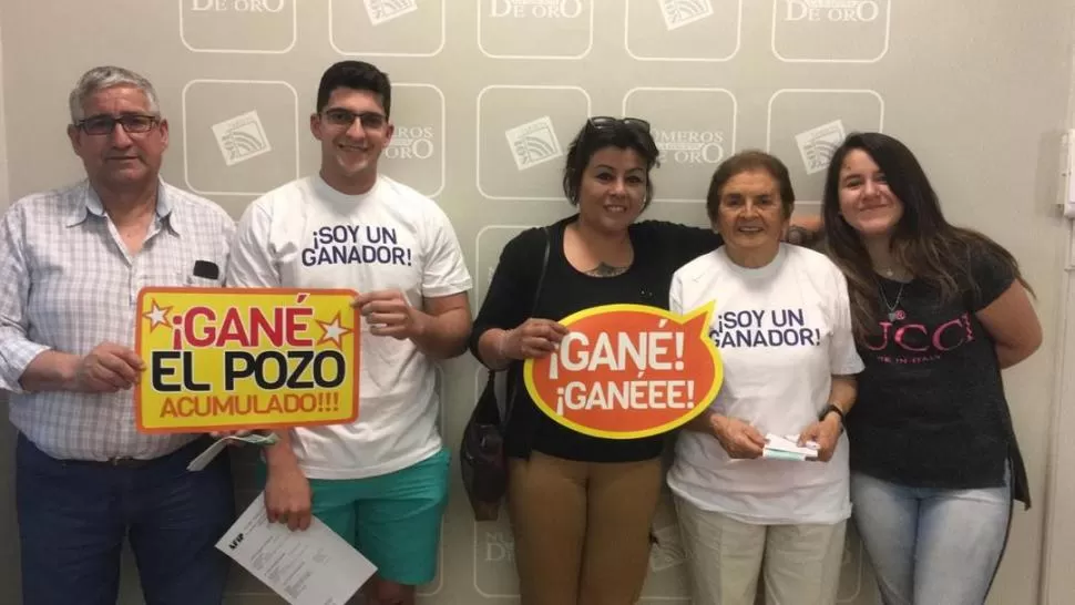EN NUESTRAS OFICINAS. Los ganadores y sus familiares cuando vinieron a buscar sus respectivos cheques, y contaron qué harán con el dinero.  