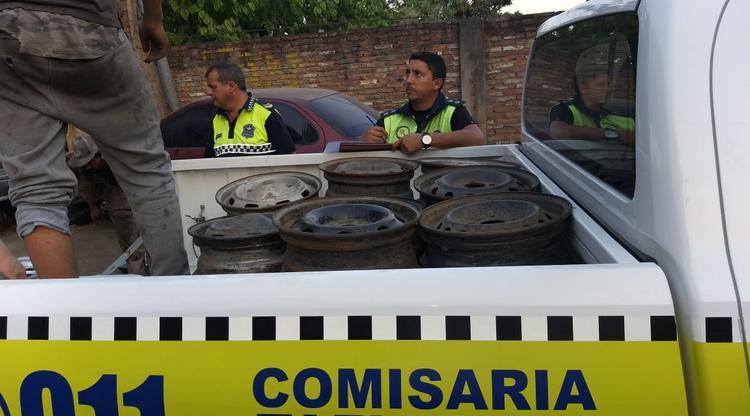 Secuestraron 800 llantas y 200 cubiertas en un taller clandestino de Tafí Viejo