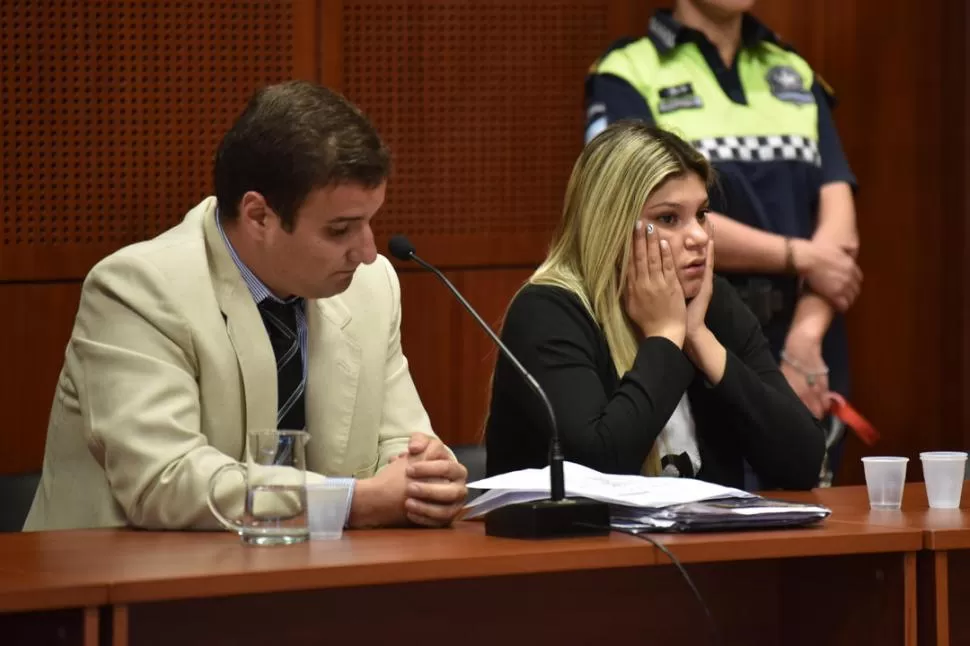 EN AUDIENCIA. Pasarín, acusada de homicidio, se toma la cara. la gaceta / foto de Ines Quinteros Orio