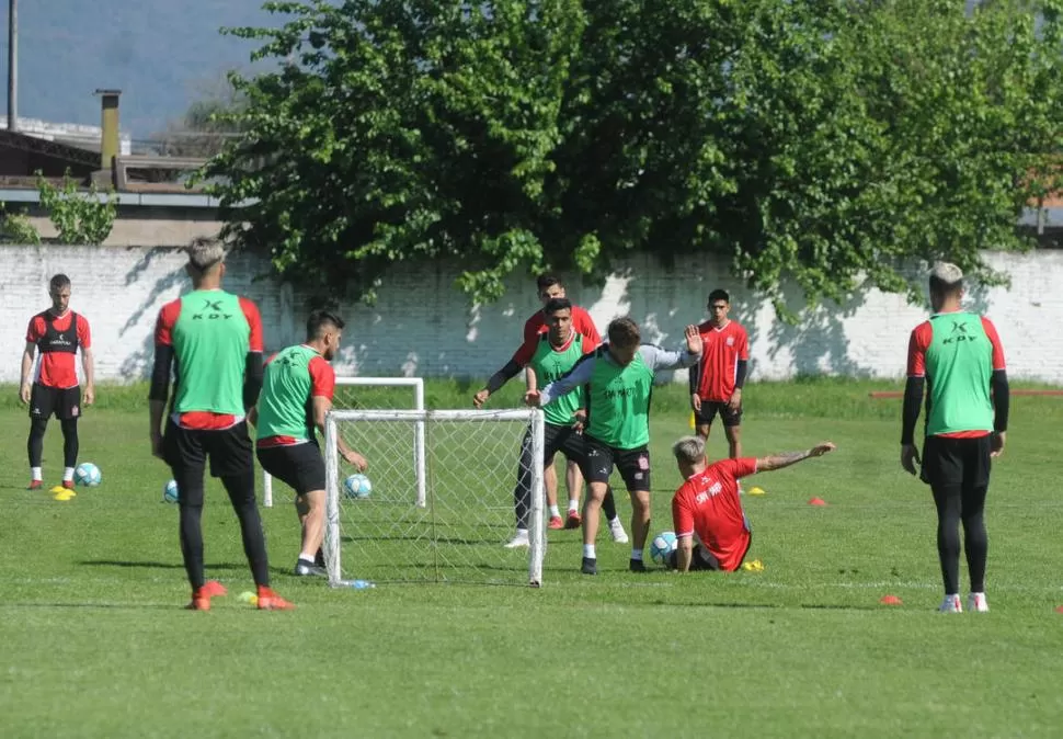 ESPACIOS REDUCIDOS. El plantel “santo” realiza trabajos para encontrar el fútbol que le permita vencer a Tigre y romper la mala racha jugando lejos de su casa. la gaceta / foto de Antonio Ferroni