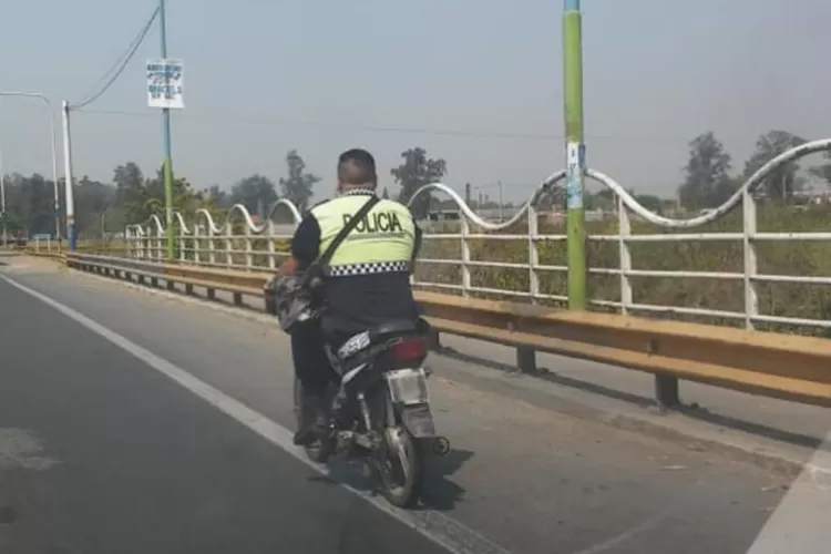 Foto tomada por el lector desde adentro de su auto. La patente de la moto fue pixelada por cuestiones legales.