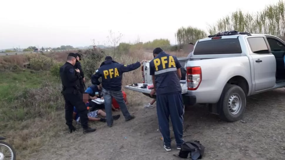 EN LA BANQUINA. Los apresados trataron de deshacerse de la marihuana cuando vieron llegar a los agentes.  