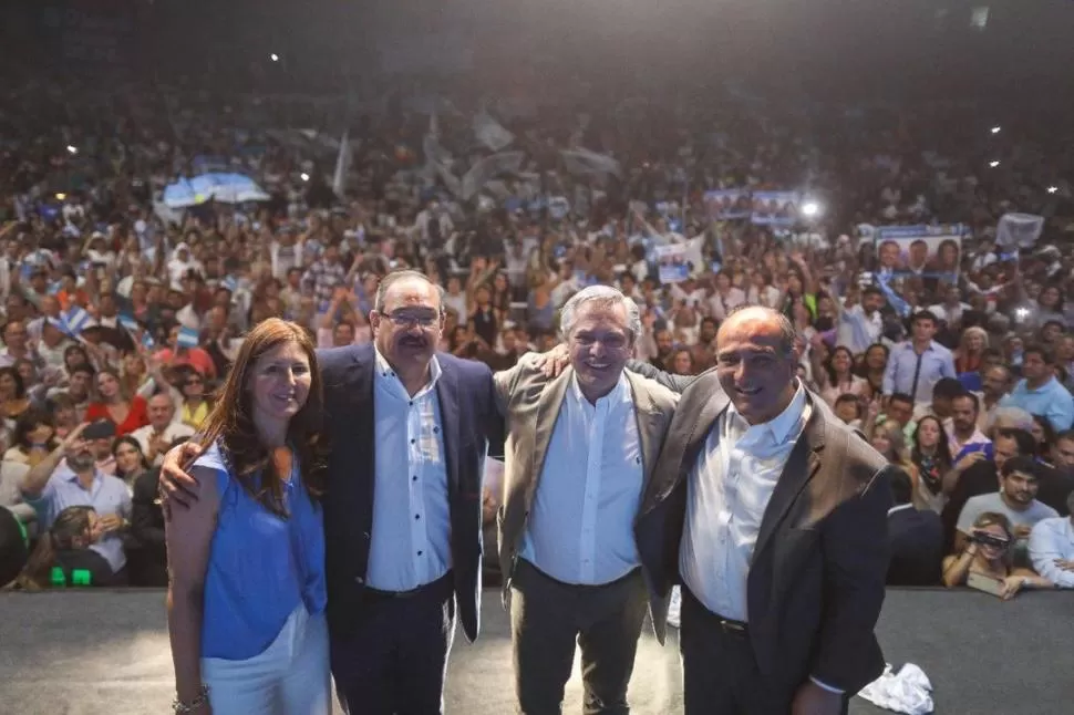 EN EL DELMI. Alberto Fernández posa en compañía del matrimonio Leavy y del gobernador tucumano Juan Manzur. 