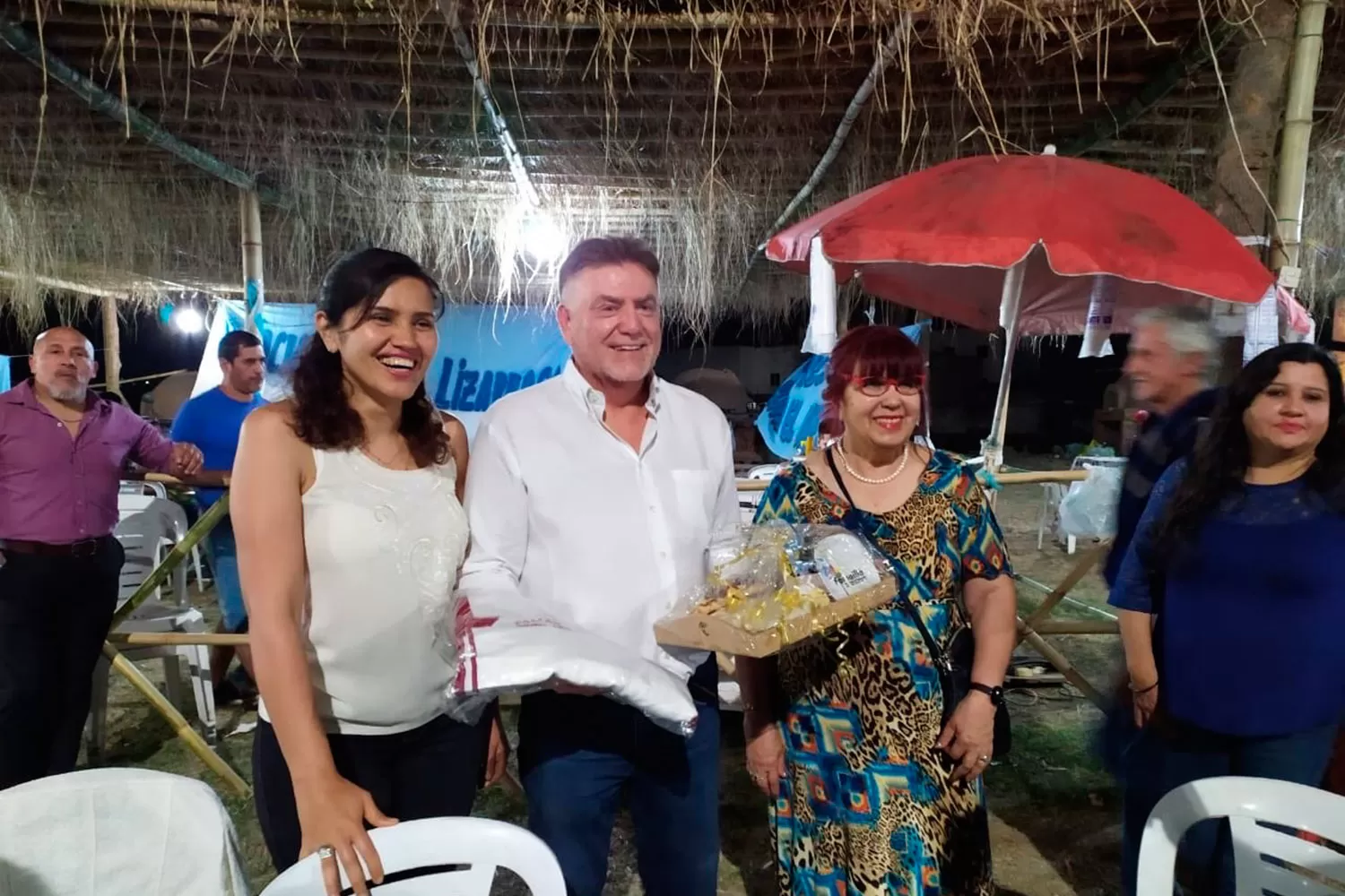 PARA LA FOTO. Lizárraga y Amaya, sonrientes, posan durante el festival de la empanada. FOTO TOMADA DEL TWITTER @DOMINGOAMAYAOK