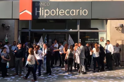 Paro y protesta de trabajadores en la casa central del Hipotecario