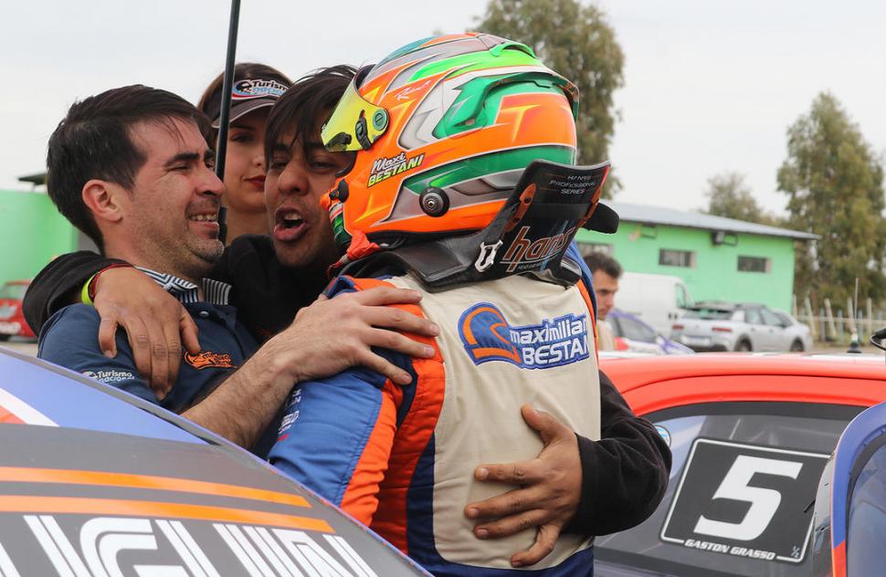 LOS PRIMEROS. Bestani llegó al sector de los ganadores y apenas se bajó recibió el abrazo de sus colaboradores.  