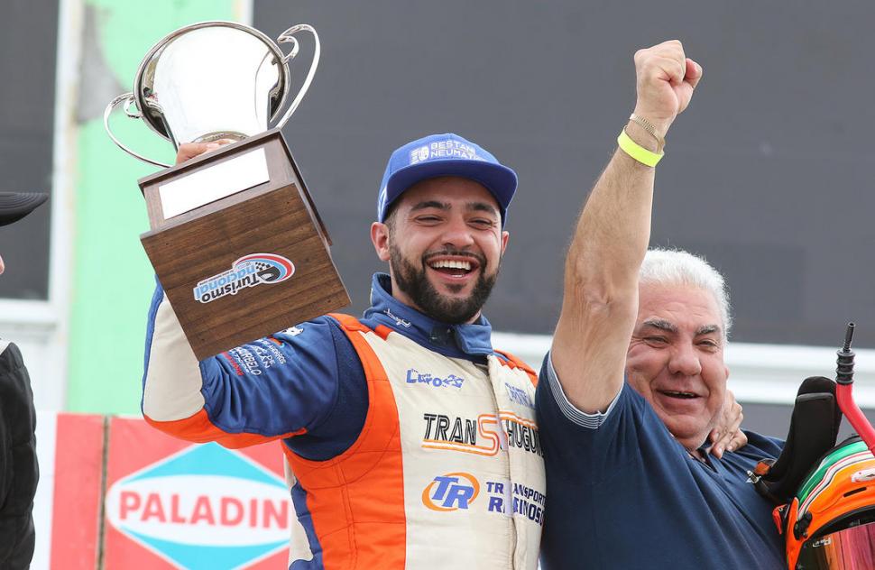 NO SE LO PERDIÓ. Hugo, papá del piloto, es abrazado por “Maxi” que sonríe en el primer escalón del podio.  