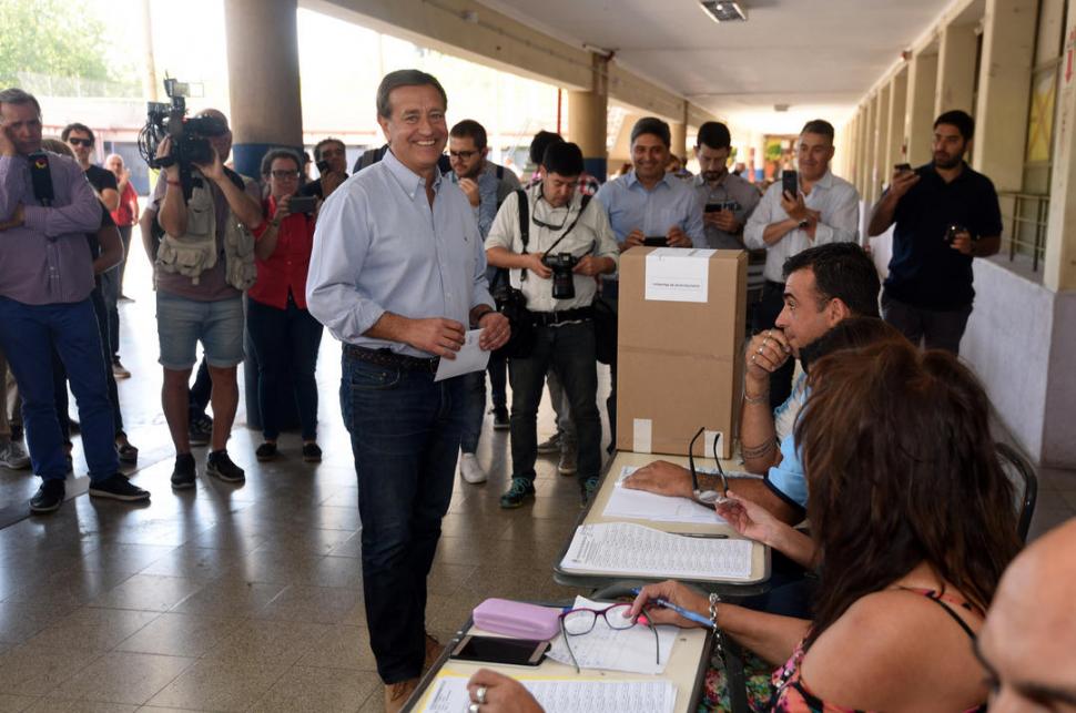 OPTIMISTA. Rodolfo Suárez, antes de emitir su voto. 