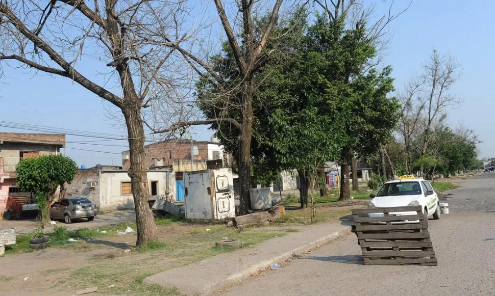 PERDIÓ EL CONTROL. Según contó un vecino, el taxi quedó en la vereda de enfrente luego de recibir los disparos.  