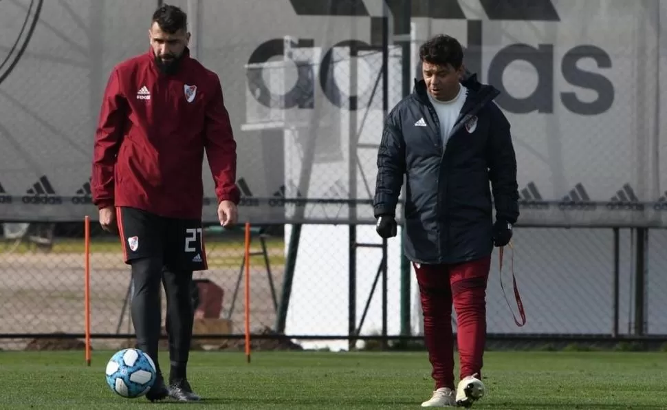 SIN DEFENSA. Gallardo debe decidir si juegan Javier Pinola o Paulo Díaz.  