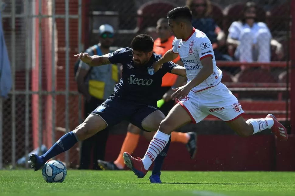 SILBIDOS E INSULTOS. Leandro Díaz, de pésimo recuerdo en Huracán, fue maltratado por los hinchas. El delantero se paró a responder en un momento. 