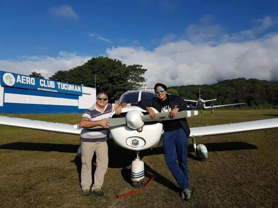PADRE E HIJO. Alejandro y su hijo que también estudia para piloto. fotos gentileza alejandro albornoz 