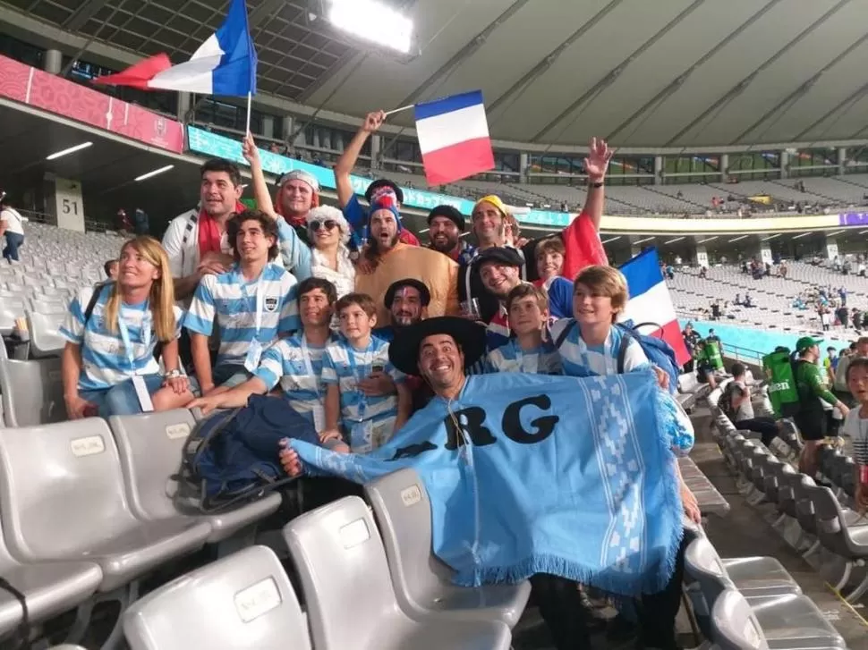 AMISTAD. Varela se sumó a la foto con otros argentinos y simpatizantes franceses. La camaradería reina en el Mundial.  