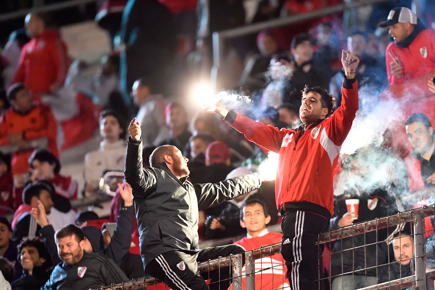 A PLENO. Los hinchas de River esperando ansiosos el primer partido del Superclásico. TÉLAM