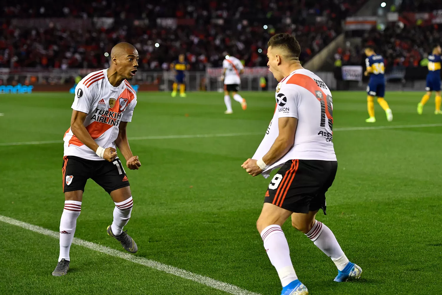 FESTEJO. De la Cruz, la figura de la cancha, felicita a Borré por el 1-0 parcial de River. TÉLAM