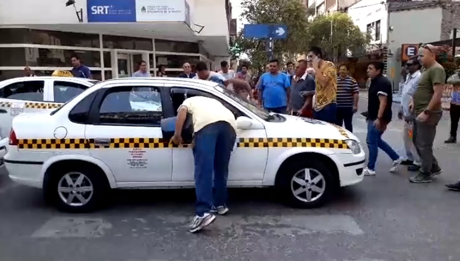 A LA FUERZA. Los choferes de taxis debieron plegarse a los reclamos por seguridad. 