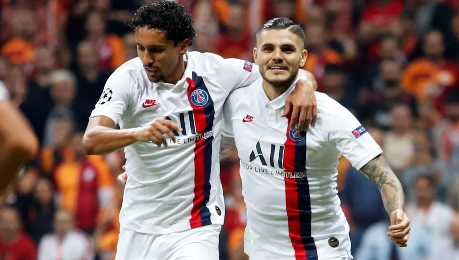 Mauro Icardi anotó en Turquía su primer tanto con el PSG y lo festeja con Marquinhos. (Reuters))