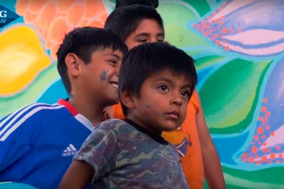 Pintaron un mural para revalorizar la entrada del barrio Autopista