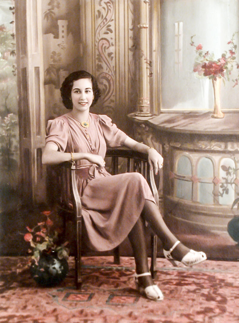 DAMA. Con decorado lujoso. 