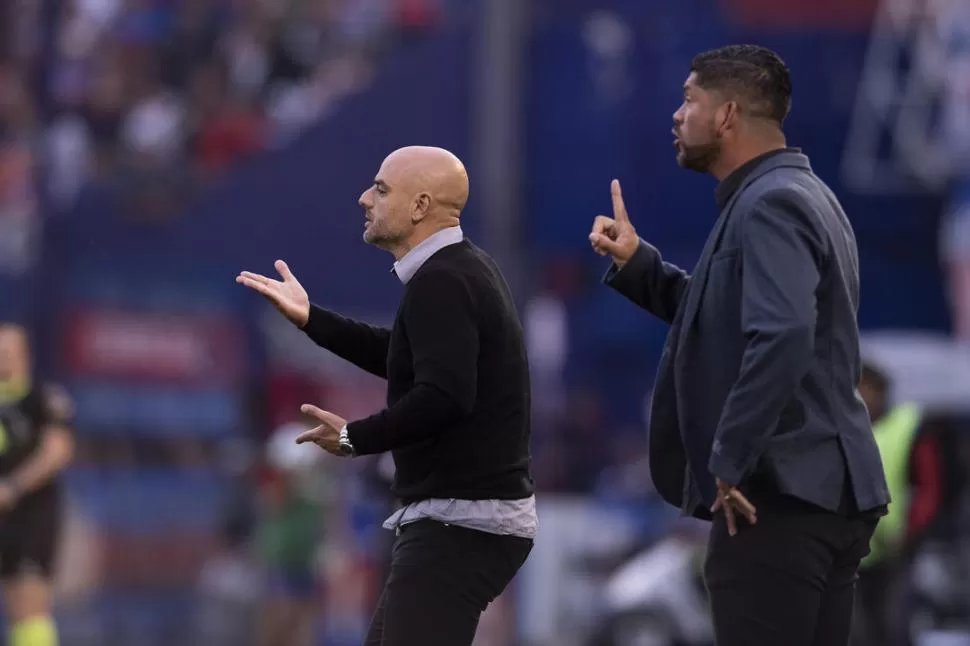 CONFORMIDAD. Favio Orsi y Sergio Gómez destacaron la tarea del equipo ante uno de los candidatos a luchar por el ascenso. foto de Matias Napoli Escalero (especial para la gaceta)