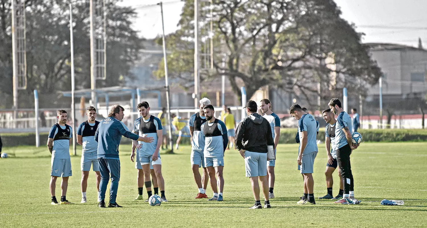 VARIOS DE LOS TITULARES. Zielinski charla con Fernández, Erbes, Castellani, Toledo, Rojas y Melano. El entrenador confirmaría el equipo para recibir a Talleres. 