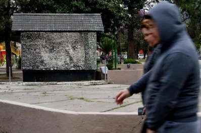 Juntó 9.500 espejitos y creó un mural con el rostro de Jesús
