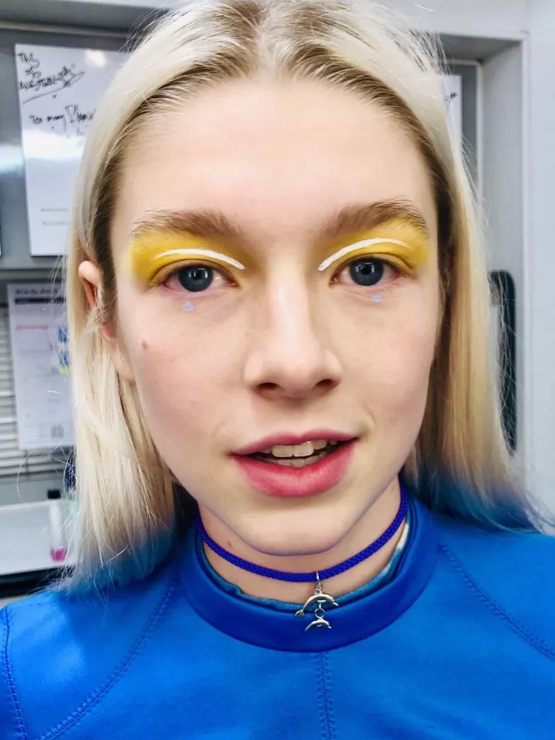  EL CENTRO DE TODO  El maquillaje de Jules se concentra en sus ojos, con sombras con efecto smoke en colores neón. También hay delineados en el párpado fijo o dibujos, como estrellas en la V externa del ojo o nubes que enmarcan la mirada.