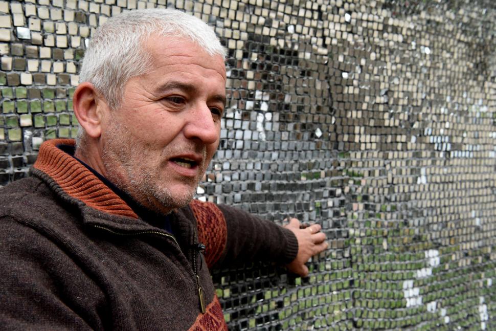 ATILIO JOSÉ ROBERTO. El artista posa la mano sobre su obra. 