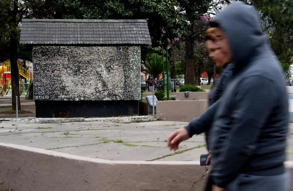 EL MURAL DE LOS ESPEJITOS. Quienes caminan por esta plaza de Tafí Viejo pueden ver el rostro de Jesús. la gaceta / Fotos de José Nuno