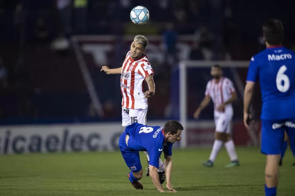 SUMANDO MINUTOS. Mauro Bellone disputa y le gana la pelota a Walter Montillo FOTO DE MATÍAS NÁPOLI ESCALERO (ESPECIAL PARA LA GACETA)