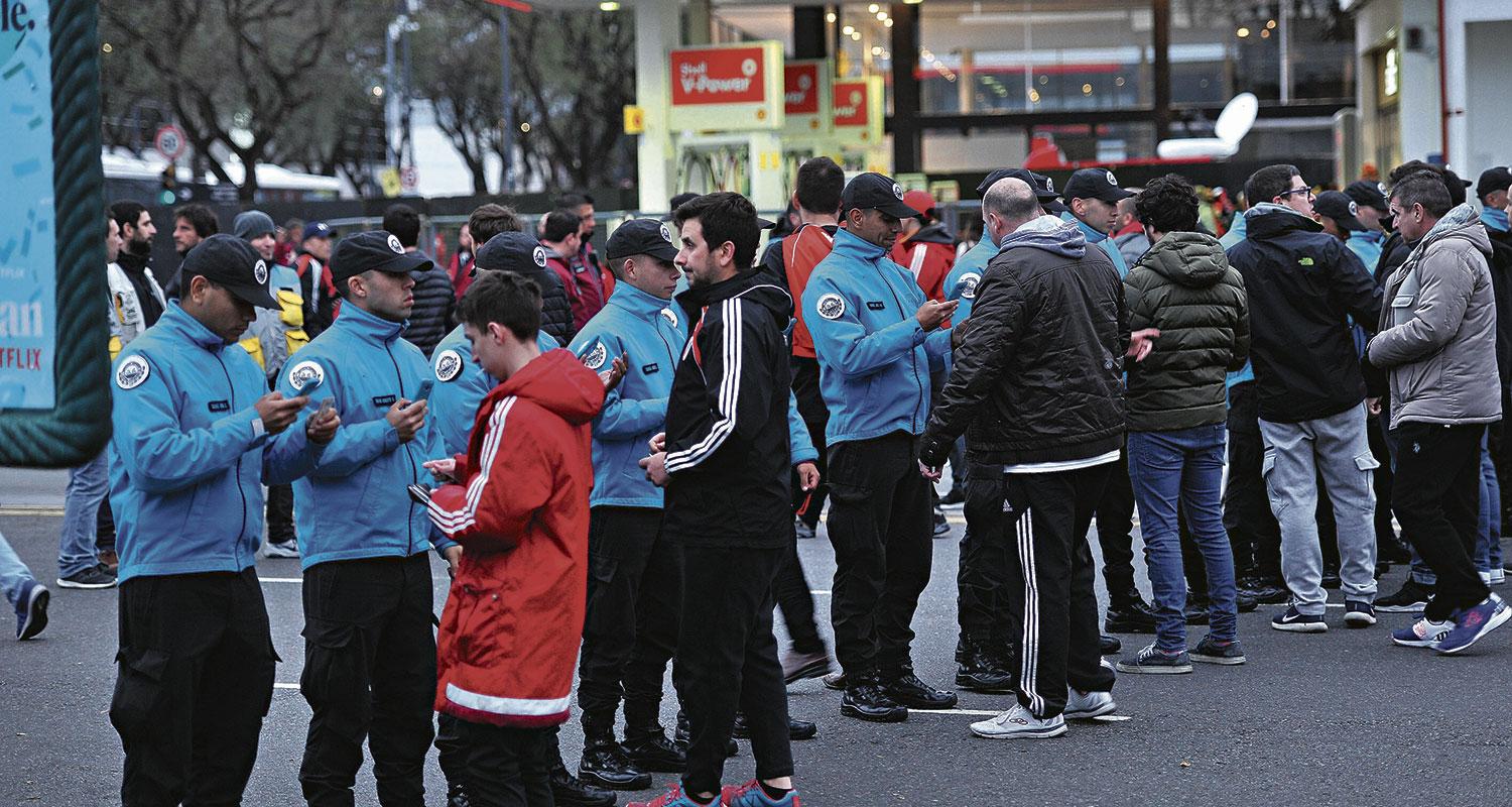 PROLIJO. El operativo previo fue efectivo: los equipos y los hinchas entraron con calma al estadio.