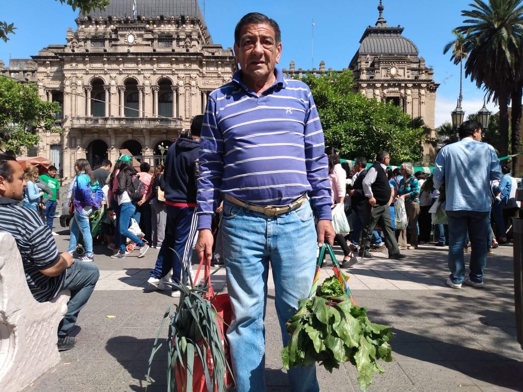 CON LAS MANOS OCUPADAS. Julio Franco, comprador. 