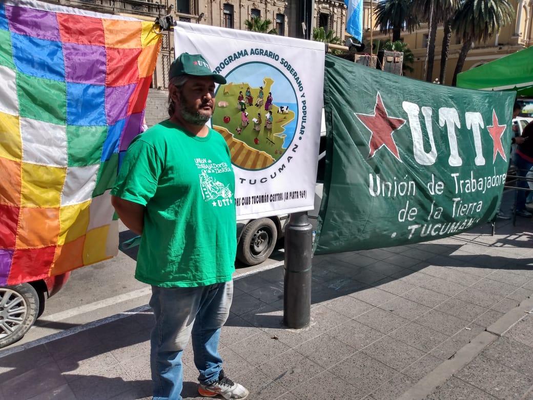 ATENTO A TODO. Luis Fronteras después de hablar por micrófono ofreciendo ofertas