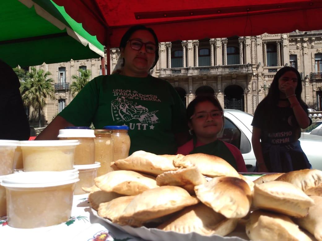 EMPANADILLAS PARA TODOS. Paula junto a la pequeña en uno de los puestos