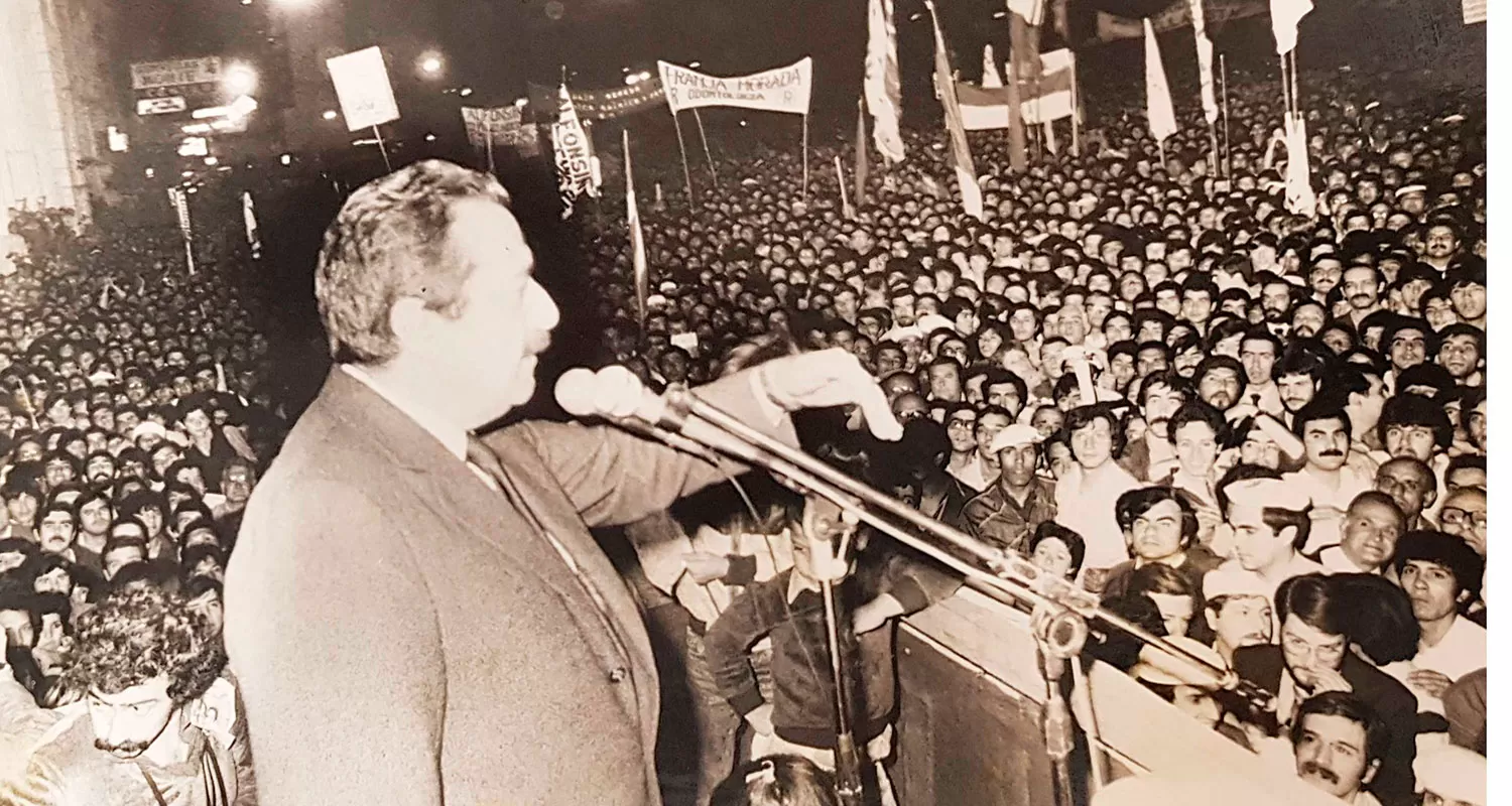 CONGRESO Y 24 DE SEPTIEMBRE. Al lado de la Iglesia Catedral y de frente a la plaza Independencia, Alfonsín se dirigió a una multitud. 