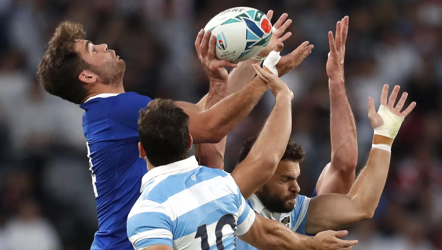 POCOS MINUTOS. Sánchez y Moyano apenas tuvieron la chance de jugar ante Francia, en el primer partido del torneo.